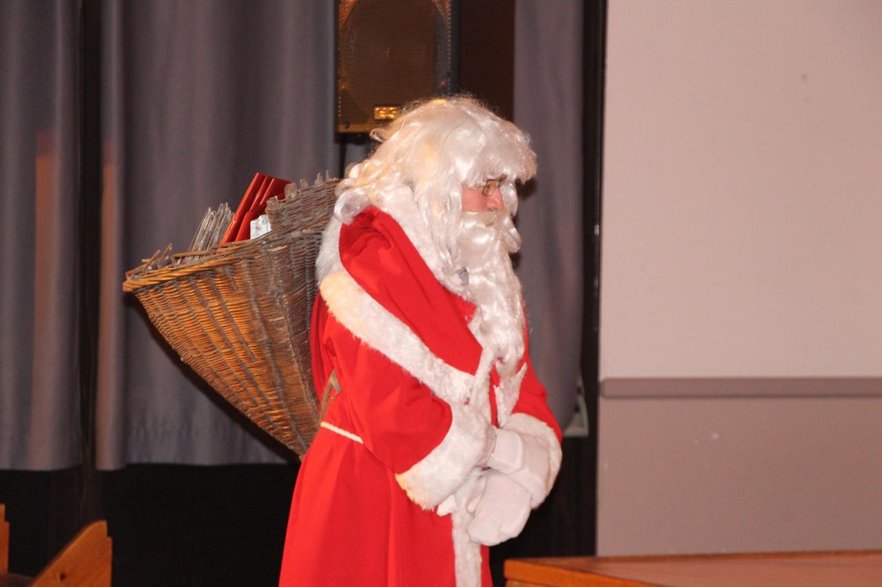 Le Père Noël distribue les cadeaux aux enfants
